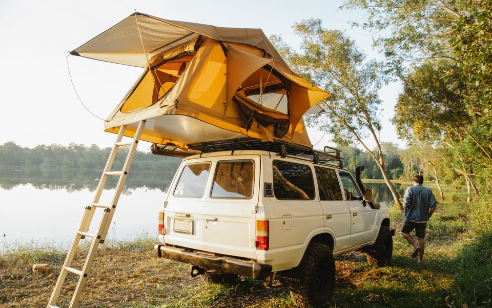 Les raisons de choisir une tente de toit plutôt qu’un camping-car